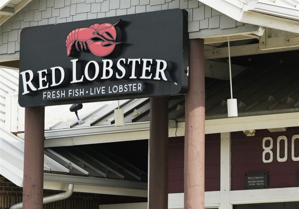 Red Lobster and TGI Fridays Closing